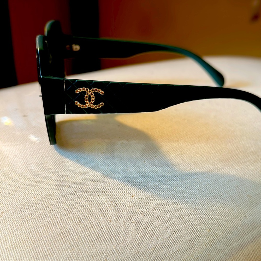 Channel sunglasses never used it